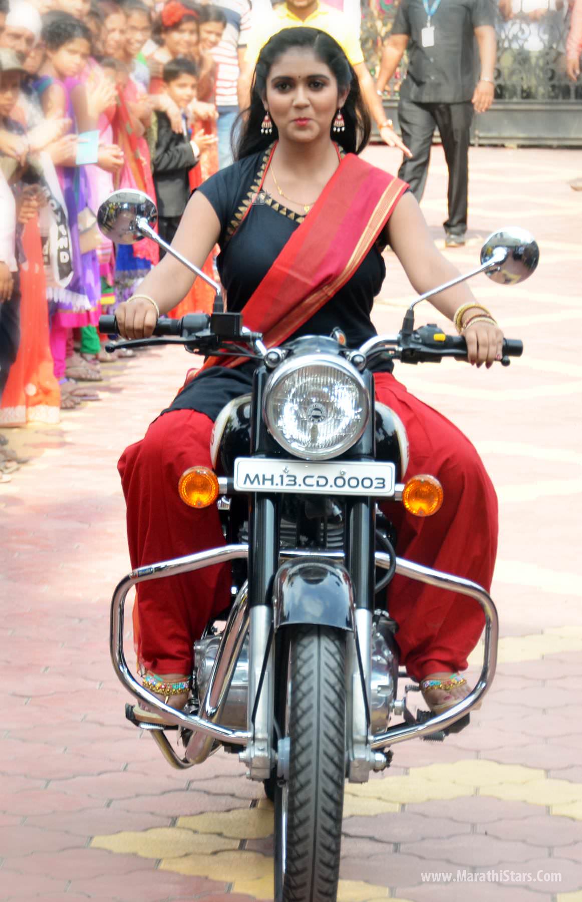 Rinku-Rajguru-Actress-On-Bullet-Sairat